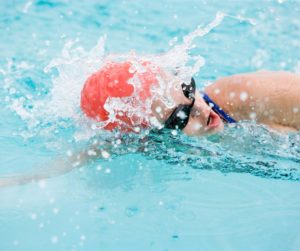 Frau-mit-Badekappe-und-Schwimmbrille